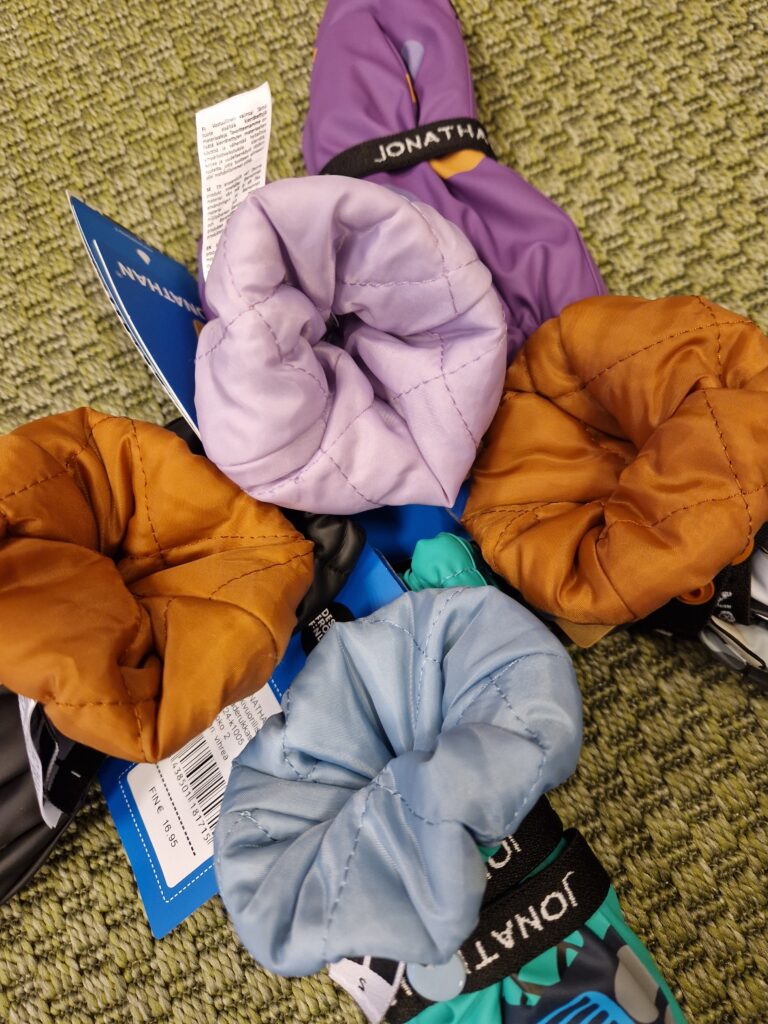 Jonathan tepitud voodriga vihmakindad